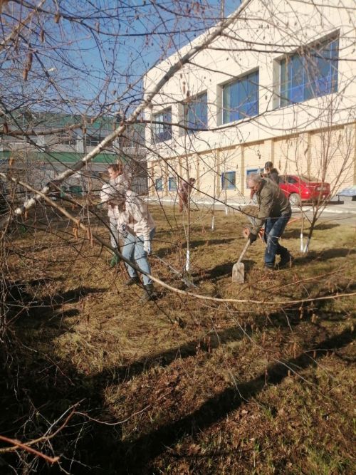 Уборка прилегающих территорий продолжается