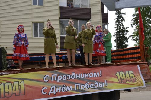 В Мензелинске агитбригада поздравила ветеранов ВОВ
