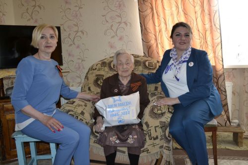 В Мензелинске агитбригада поздравила ветеранов ВОВ
