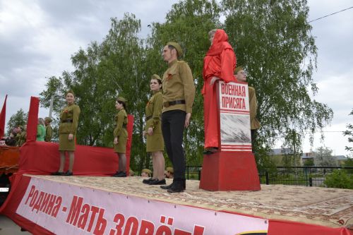 В Мензелинске агитбригада поздравила ветеранов ВОВ
