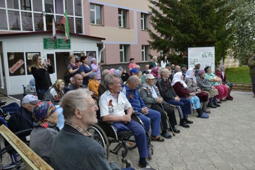 В Мензелинске агитбригада поздравила ветеранов ВОВ