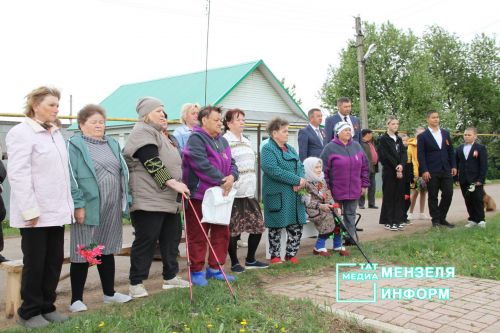 В деревне Дружба ветераны тыла, школьники, жители встретили праздничное утро с большим воодушевлением