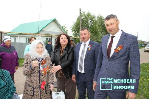 В деревне Дружба ветераны тыла, школьники, жители встретили праздничное утро с большим воодушевлением