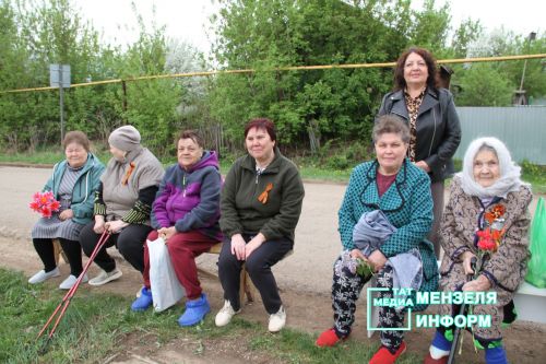 В деревне Дружба ветераны тыла, школьники, жители встретили праздничное утро с большим воодушевлением