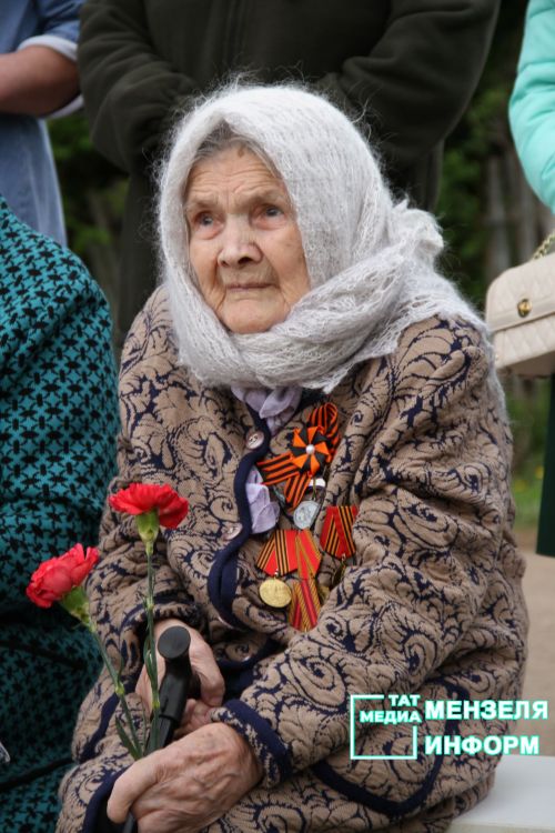 В деревне Дружба ветераны тыла, школьники, жители встретили праздничное утро с большим воодушевлением