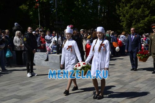 Возложение цветов к мемориалу на празднике 9 Мая. Мензелинск - 2023
