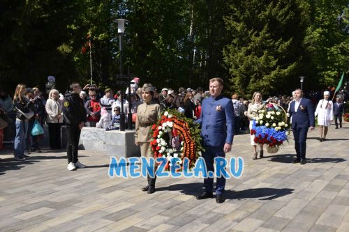 Возложение цветов к мемориалу на празднике 9 Мая. Мензелинск - 2023