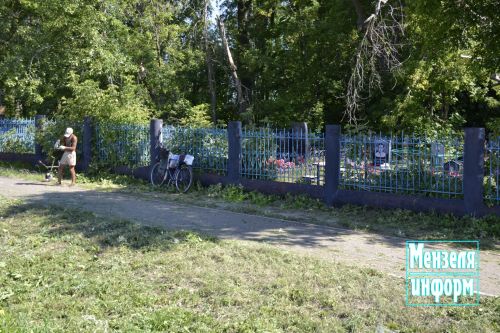 Субботник на старом русском кладбище
