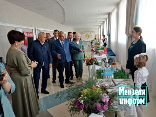 В фойе РДК работала выставка достижений образовательных учреждений Мензелинска