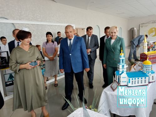 В фойе РДК работала выставка достижений образовательных учреждений Мензелинска
