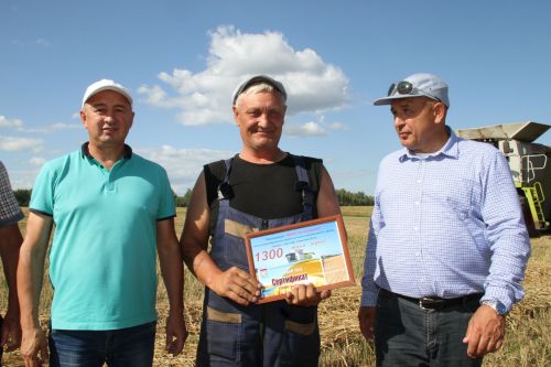 Глава района Айдар Салахов вручил премии комбайнерам "Мензелинские зори" и "Калмурзино"