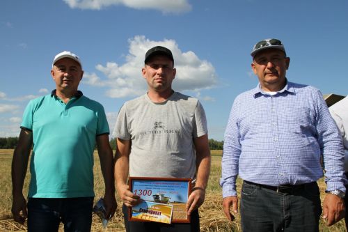 Глава района Айдар Салахов вручил премии комбайнерам "Мензелинские зори" и "Калмурзино"