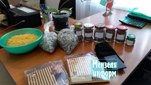 Жители села Коноваловка активно, в целях помощи мобилизованным, замешивают тесто, чтобы затем засушить лапшу, собирают иван-чай, другие полезные травы