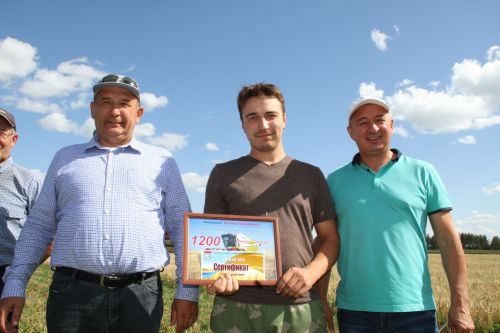 Глава района Айдар Салахов вручил премии комбайнерам "Мензелинские зори" и "Калмурзино"