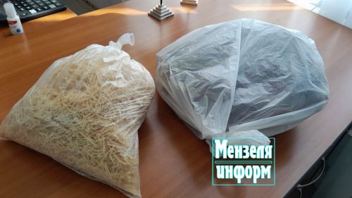 Жители села Коноваловка активно, в целях помощи мобилизованным, замешивают тесто, чтобы затем засушить лапшу, собирают иван-чай, другие полезные травы