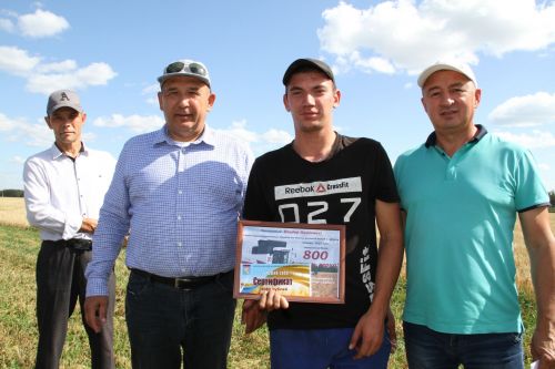 Глава района Айдар Салахов вручил премии комбайнерам "Мензелинские зори" и "Калмурзино"