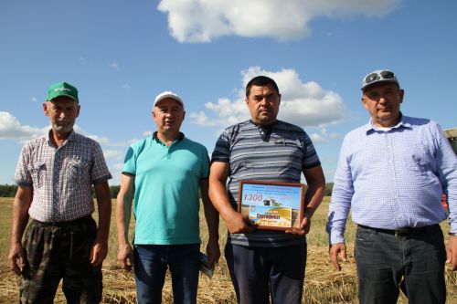 Глава района Айдар Салахов вручил премии комбайнерам "Мензелинские зори" и "Калмурзино"