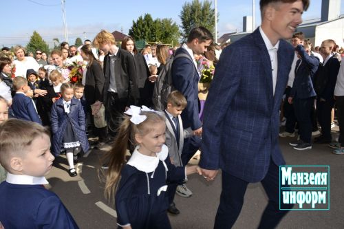 Одиннадцатиклассники проводили первоклашек СОШ №2 на первый урок