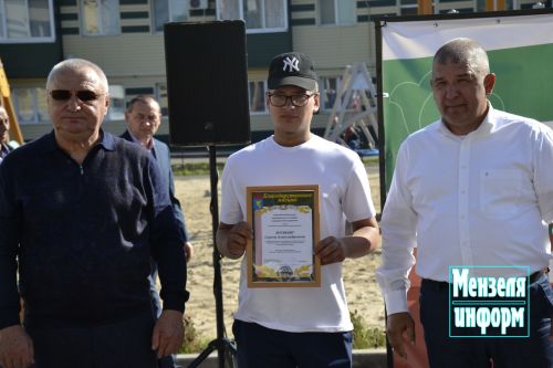 В Мензелинске торжественно  открыли двор, благоустроенный по программе "Наш двор"