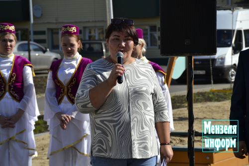 В Мензелинске торжественно  открыли двор, благоустроенный по программе "Наш двор"