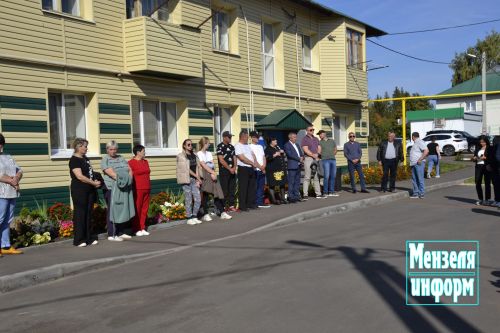 В Мензелинске торжественно  открыли двор, благоустроенный по программе "Наш двор"