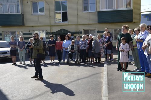 В Мензелинске торжественно  открыли двор, благоустроенный по программе "Наш двор"