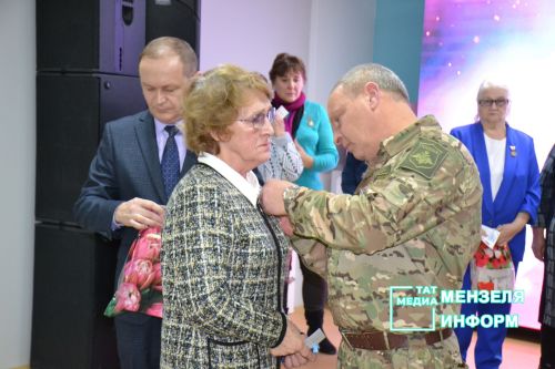 Мензелинских матерей участников СВО поздравили с праздником