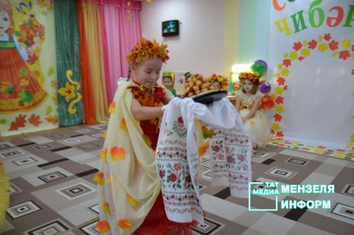 В муниципальном конкурсе «Сөмбелә чибәре-2024» приняли участие воспитанниц детских садов
