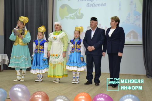 Чак-чак и яркие национальные костюмы: конкурс татарских семей прошел в гимназии Мензелинска