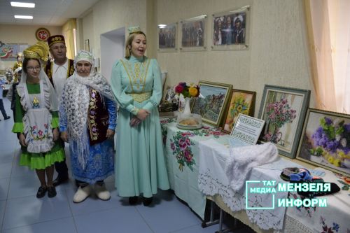 Чак-чак и яркие национальные костюмы: конкурс татарских семей прошел в гимназии Мензелинска