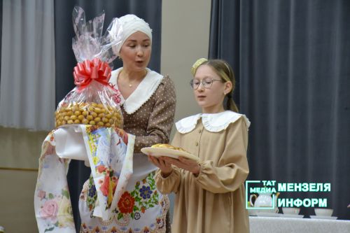 Чак-чак и яркие национальные костюмы: конкурс татарских семей прошел в гимназии Мензелинска