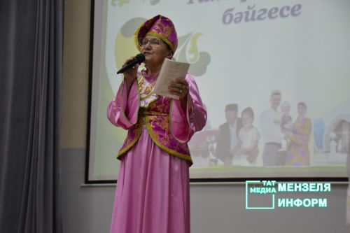 Чак-чак и яркие национальные костюмы: конкурс татарских семей прошел в гимназии Мензелинска