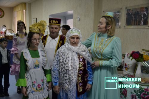 Чак-чак и яркие национальные костюмы: конкурс татарских семей прошел в гимназии Мензелинска