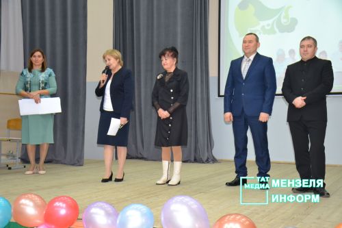 Чак-чак и яркие национальные костюмы: конкурс татарских семей прошел в гимназии Мензелинска