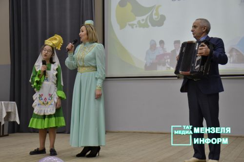 Чак-чак и яркие национальные костюмы: конкурс татарских семей прошел в гимназии Мензелинска