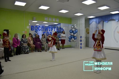 Награждение участниц конкурса "Воспитатель года" и "Воспитатель года в группах с родным языком обучения"