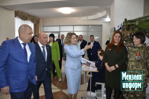 Участников заседания Совета Мензелинского района встречала выставка