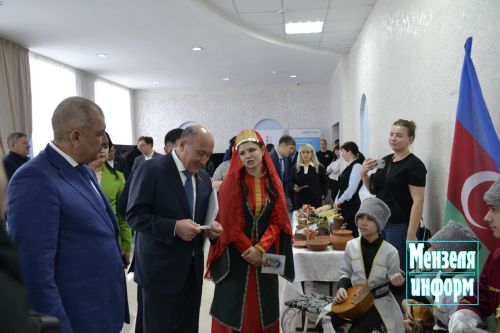 Участников заседания Совета Мензелинского района встречала выставка