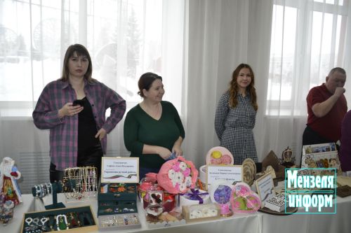 Участников заседания Совета Мензелинского района встречала выставка