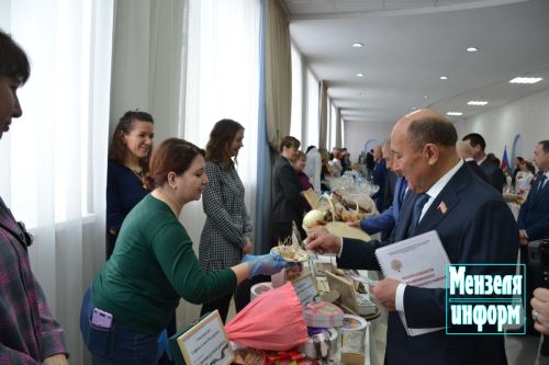Участников заседания Совета Мензелинского района встречала выставка