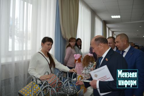 Участников заседания Совета Мензелинского района встречала выставка