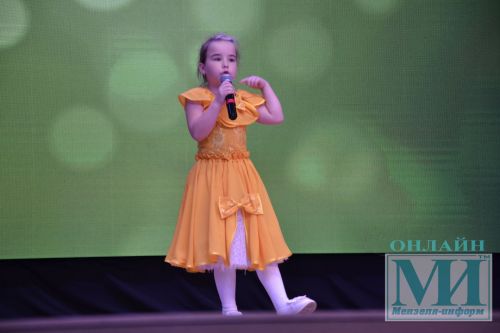 На сцене районного Дворца культуры прошел районный фестиваль детского творчества «Весенняя капель-2024»