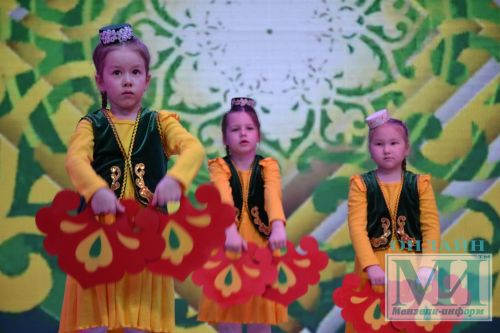 На сцене районного Дворца культуры прошел районный фестиваль детского творчества «Весенняя капель-2024»