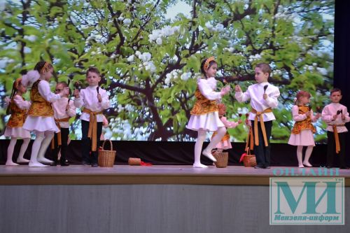 На сцене районного Дворца культуры прошел районный фестиваль детского творчества «Весенняя капель-2024»