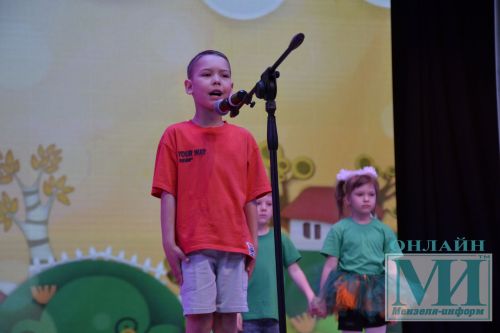 На сцене районного Дворца культуры прошел районный фестиваль детского творчества «Весенняя капель-2024»