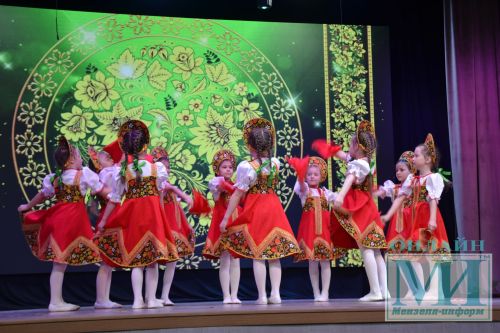 На сцене районного Дворца культуры прошел районный фестиваль детского творчества «Весенняя капель-2024»