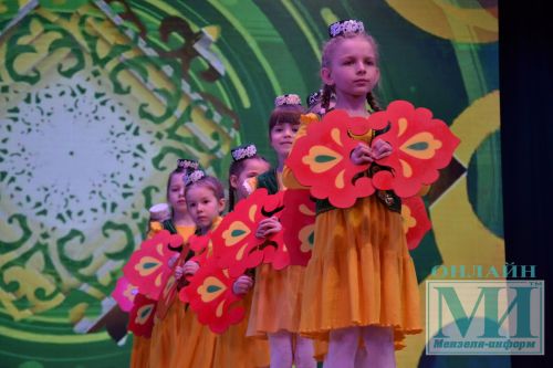На сцене районного Дворца культуры прошел районный фестиваль детского творчества «Весенняя капель-2024»