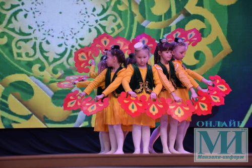 На сцене районного Дворца культуры прошел районный фестиваль детского творчества «Весенняя капель-2024»