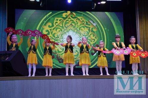 На сцене районного Дворца культуры прошел районный фестиваль детского творчества «Весенняя капель-2024»