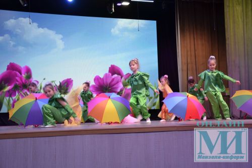 На сцене районного Дворца культуры прошел районный фестиваль детского творчества «Весенняя капель-2024»